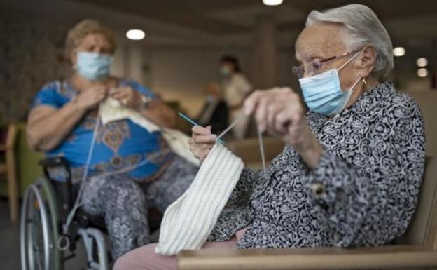 La Junta cambia el criterio para declarar un «brote» en residencias
