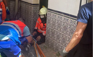 Rescatado un pintor al caer a un patio interior de una vivienda abandonada en Arenas