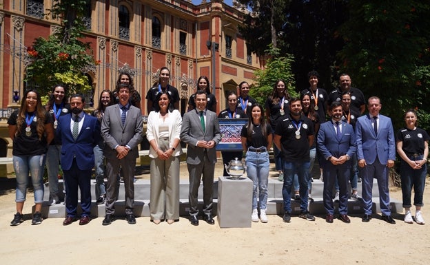 Juanma Moreno valora los éxitos del Costa del Sol Málaga como impulso al deporte femenino