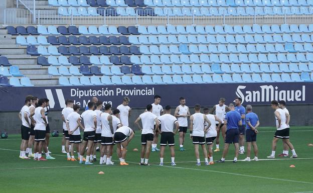 La afición del Málaga, a por el lleno en La Rosaleda con la ilusión de celebrar la permanencia