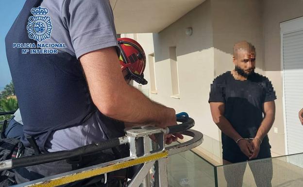 Se descuelga por la fachada desde un quinto piso en Marbella para huir de la policía: así fue su espectacular detención