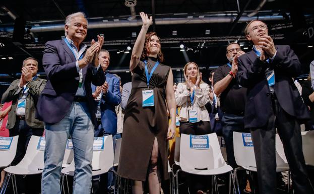 La entronización de Ayuso en Madrid sepulta la 'era Casado' y sella la unidad