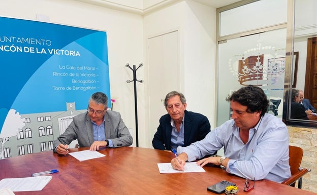 Rincón de la Victoria paga 1,5 millones por una parcela de 2.730 metros cuadrados en primera línea de playa