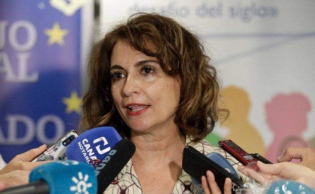 La ministra de Hacienda sobre el empadronamiento de Macarena Olona: «No se puede hacer trampas»