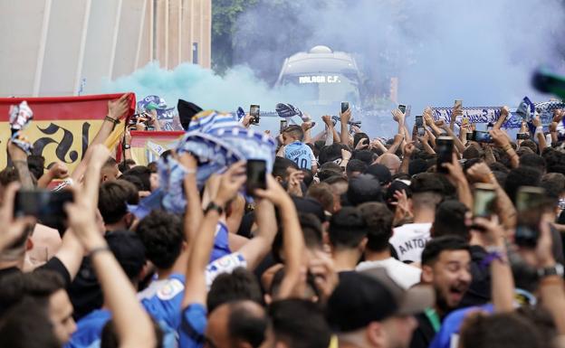 Así fue el multitudinario recibimiento de la afición del Málaga al equipo