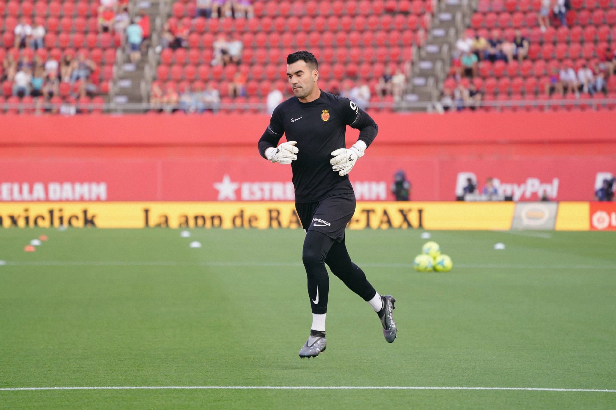 Manolo Reina, primer fichaje del nuevo proyecto, firma por dos años