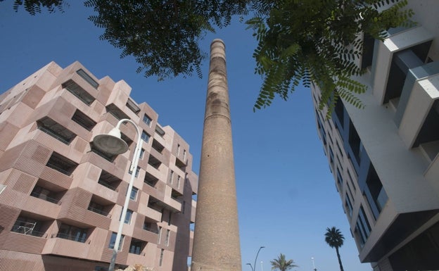 Málaga reparará la antigua chimenea industrial de la Cros junto a Tabacalera