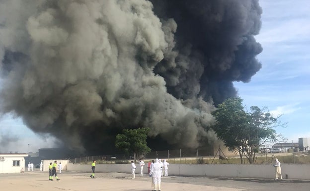 Tres naves afectadas en el aparatoso incendio registrado en Humilladero