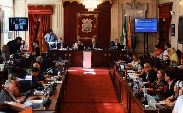 Unanimidad para agilizar el tejado de la Catedral pero con rifirrafe de tinte electoral en el pleno de Málaga