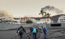 Continúan desalojados por los gases del volcán los vecinos de Puerto Naos