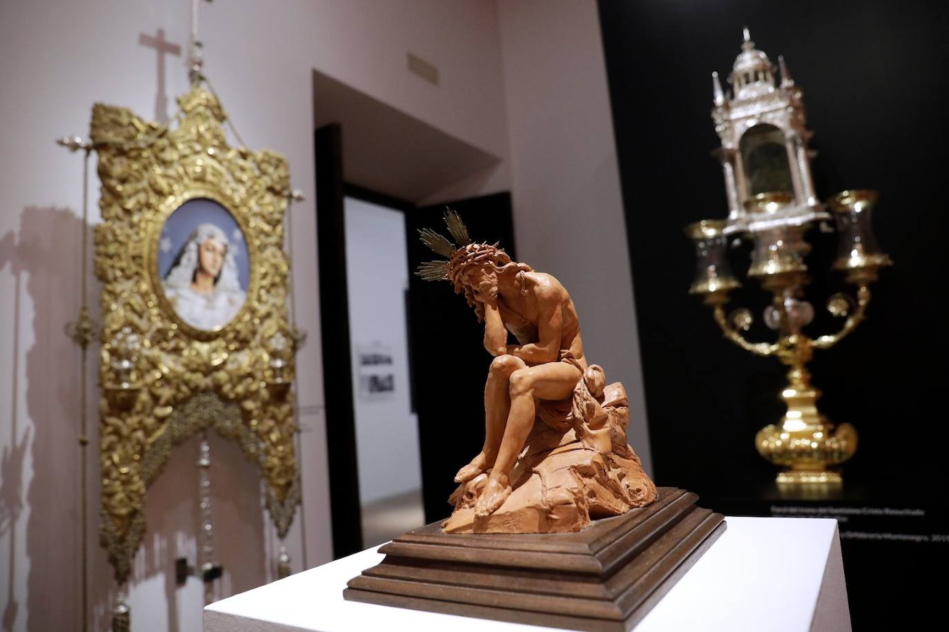 La Agrupación de Cofradías inaugura la última exposición organizada con motivo de su centenario