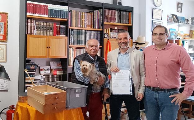 Un fotógrafo dona al Museo de Nerja 100.000 imágenes que repasan 25 años de la historia local