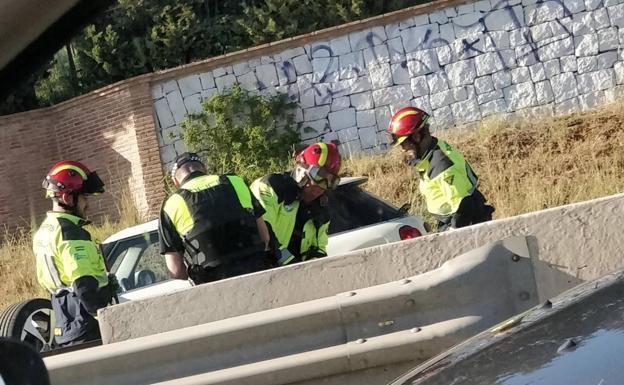 Vuelca un coche en Marbella y provoca un kilómetro de retención en la A-7