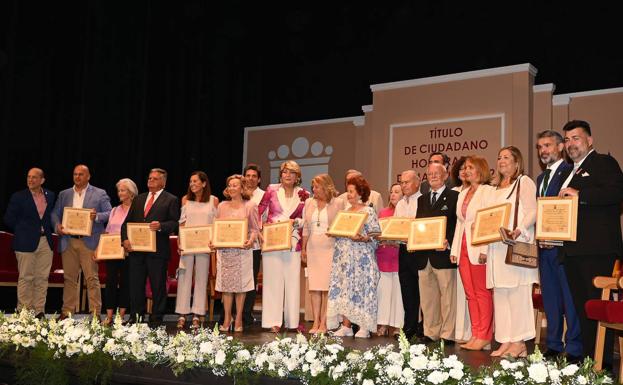 Quince vecinos de Marbella y de San Pedro reciben las distinciones de Ciudadanos Honorario