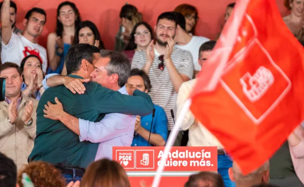 Juan Espadas abraza a Pedro Sánchez tras su discurso.