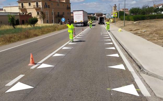 Líneas verdes en carreteras, dientes de dragón... lo que busca la DGT con estas nuevas señales