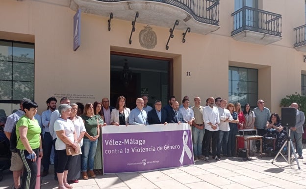 «Unidos frente a la violencia machista», el mensaje de repulsa en Vélez-Málaga tras el crimen de Benajarafe