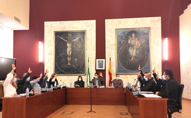 Ojén adjudica las obras para la Casa de la Cultura y pide el arreglo del carril a La Mairena