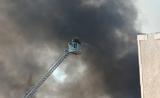 Un incendio afecta a una nave de patinetes ubicada en el polígono Azucarera