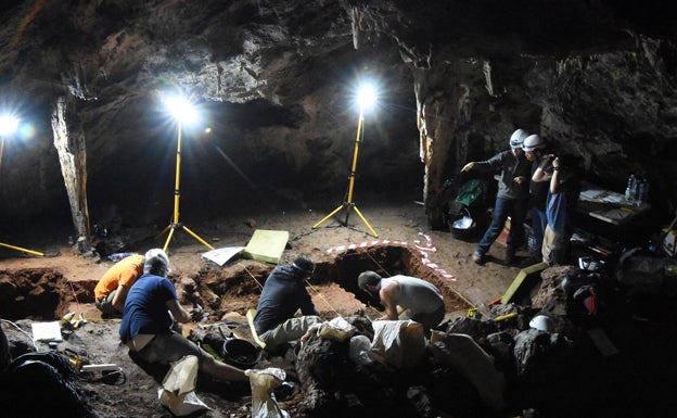 La Cueva de Ardales salta de nuevo a la investigación internacional con más de cincuenta dataciones que demuestran el uso por Neandertales y Homo sapiens