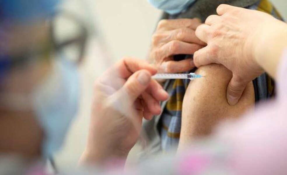 La forma de pinchar la vacuna del Covid puede reducir el efecto secundario de la fatiga