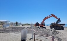 Vecinos de El Morche protestan contra el trasvase de arena para regenerar la playa de Ferrara en Torrox