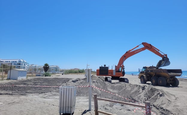 Vecinos de El Morche protestan contra el trasvase de arena para regenerar la playa de Ferrara en Torrox