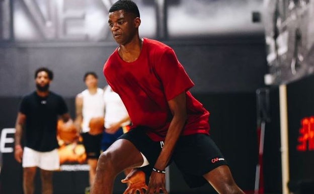 Yannick Nzosa reaparece en Los Ángeles entrenando junto a Paul George