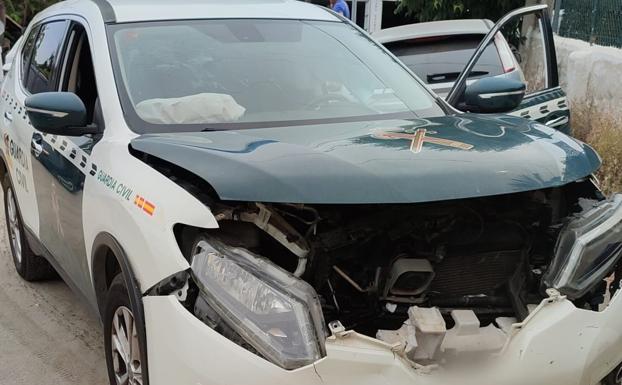 Buscan a dos hombres en Mijas tras embestir a la Guardia Civil con un coche robado