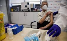 Andalucía avanza la fecha en la que los mayores podrían vacunarse contra la gripe y el Covid