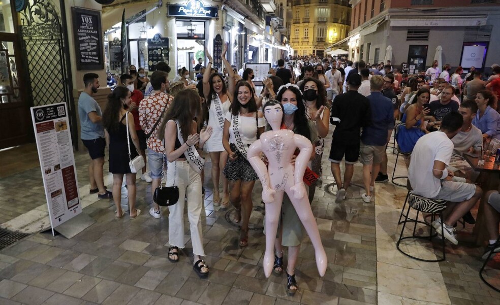 Málaga triplica el dispositivo policial de la movida en el Centro ante el aumento de las despedidas de soltero