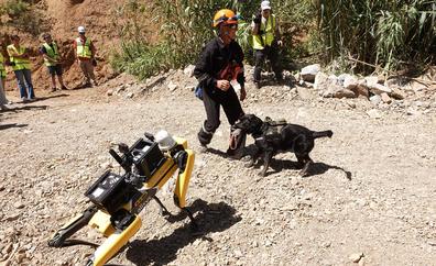 Los perros robotizados, 'estrellas' en el ejercicio de rescate de las jornadas de emergencias de la UMA