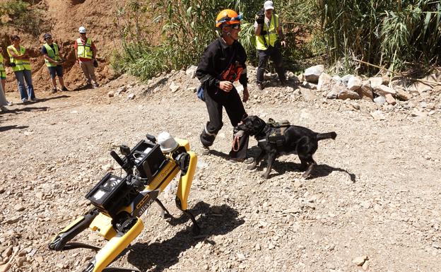 Los perros robotizados, 'estrellas' en el ejercicio de rescate de las jornadas de emergencias de la UMA