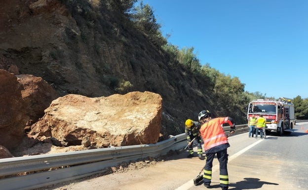 La caída de una gran roca en el arcén complica la circulación en la autovía de Rincón de la Victoria