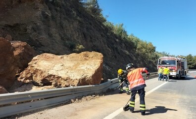 La caída de una gran roca en el arcén complica la circulación en la autovía de Rincón de la Victoria