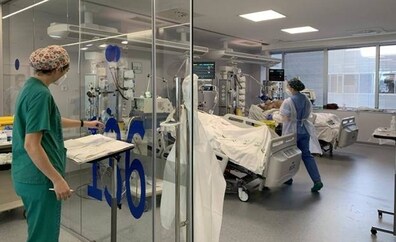 Sanidad avisa que los sanitarios con Covid ya pueden trabajar en «áreas no vulnerables» del hospital
