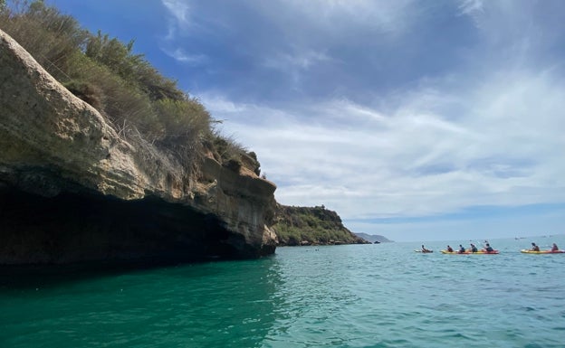 Nerja prohíbe desde enero de 2021 los saltos al mar desde los acantilados