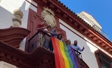 El PSOE agita la bandera arcoíris