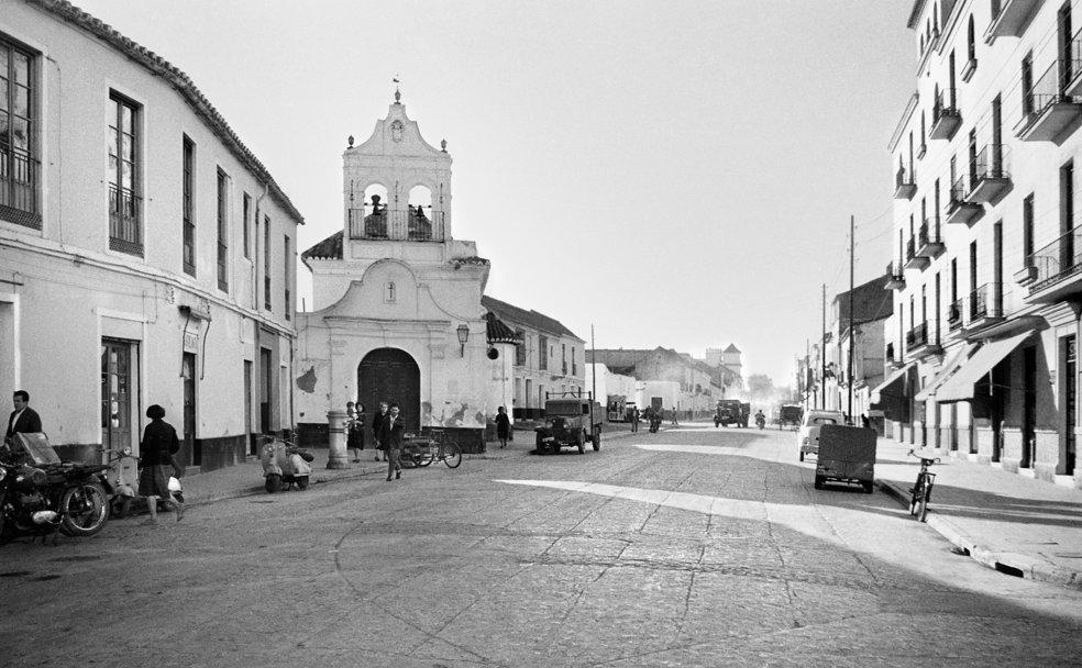 La popular capilla, sede de la Hermandad de la Amargura, se alza en la linde de los dos barrios