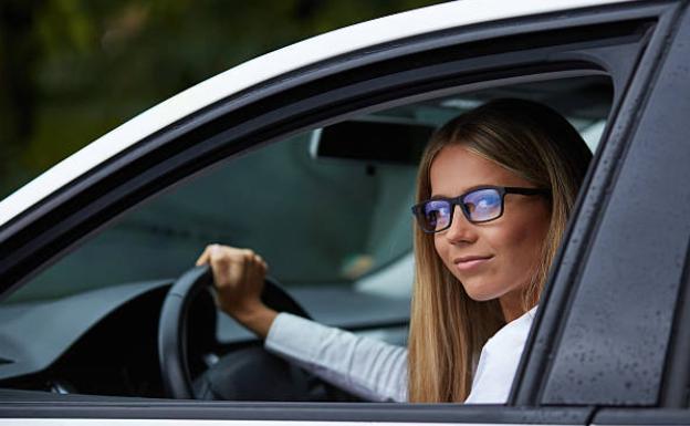 El aviso de la DGT para los conductores con gafas o lentillas