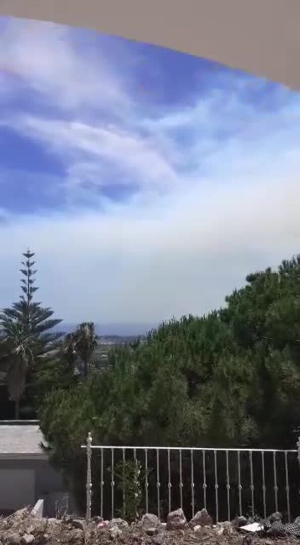 La columna de humo del incendio de Pujerra se ve desde puntos como Marbella o Benahavís