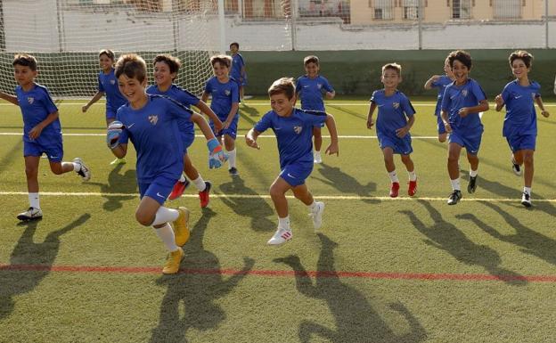 El Málaga presenta sus campus de verano en Torrox, Mollina y la capital