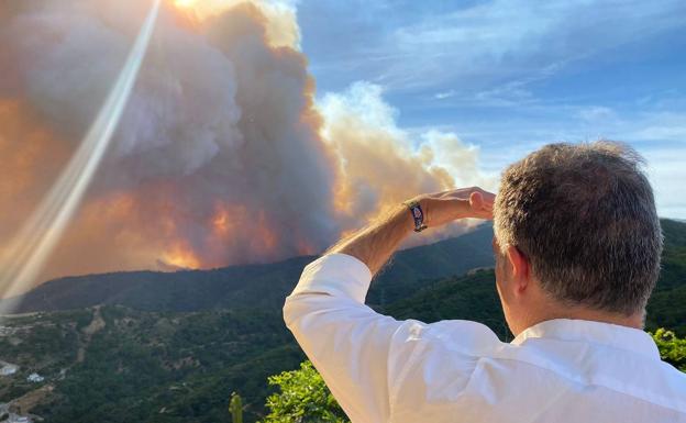 Bendodo, sobre el incendio de Pujerra: «Tiene mala pinta, el fuego avanza muy rápido»