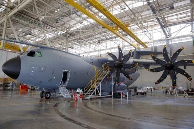 Trabajos de montaje del avión A400M en las instalaciones de Airbus en su planta de Sevilla. 