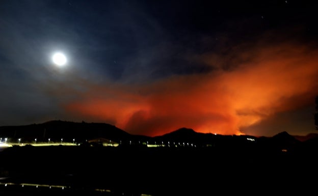 El incendio de Sierra Bermeja ya forma un pirocúmulo