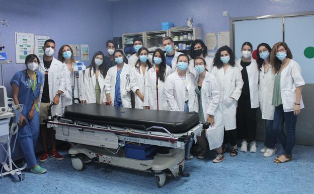 El Hospital de la Axarquía forma en urgencias a trece especialistas internos residentes
