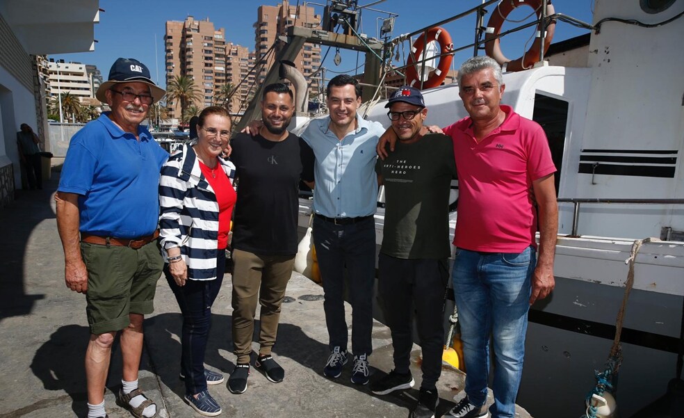 Juanma Moreno quiere subir turistas a los barcos pesqueros