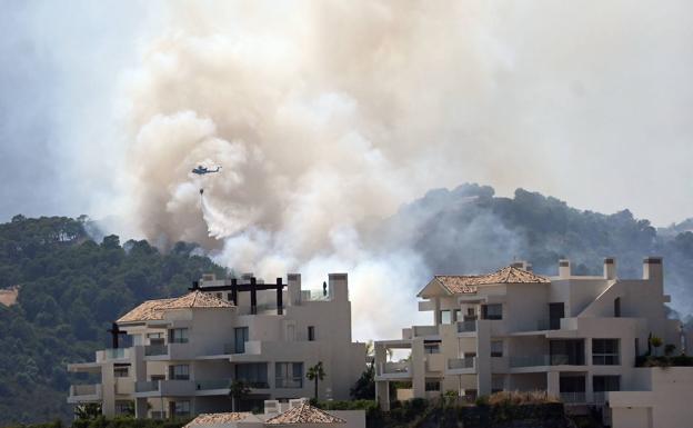 El incendio de Sierra Bermeja quema ya casi una cuarta parte del verano pasado y moviliza a mil efectivos