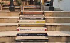 Escaleras de libros en Cortes de la Frontera
