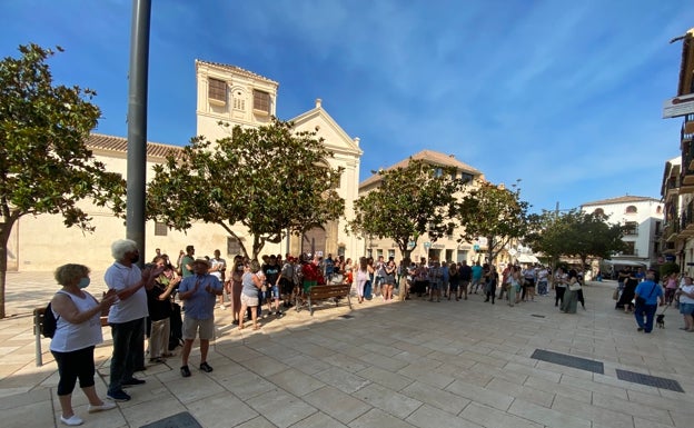 «Esto es un atraco»: 200 vecinos protestan contra la ampliación de la zona azul en Vélez-Málaga